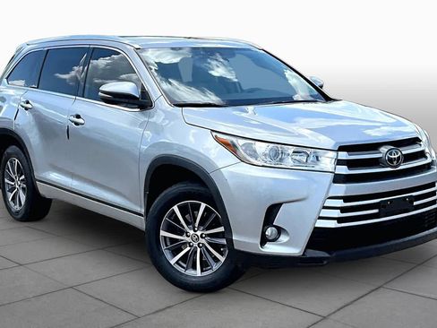 Used 2018 Toyota Highlander XLE FWD image 3