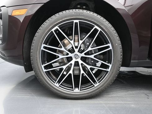 Certified 2026 Porsche Macan AWD/4WD image 6