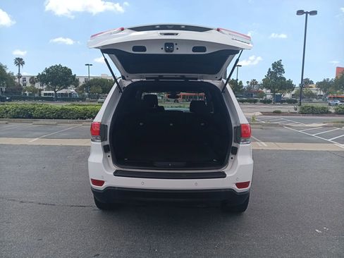 Used 2017 Jeep Grand Cherokee Laredo RWD image 9