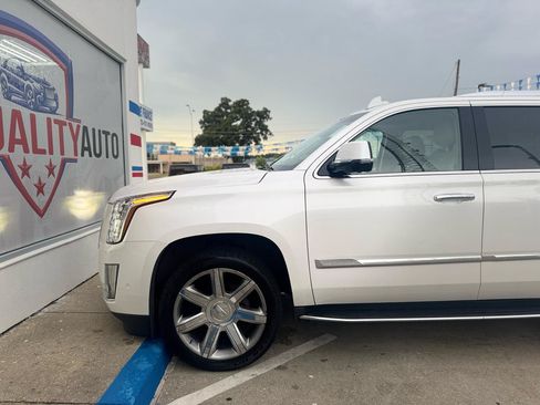 Used 2017 Cadillac Escalade Luxury AWD/4WD image 34