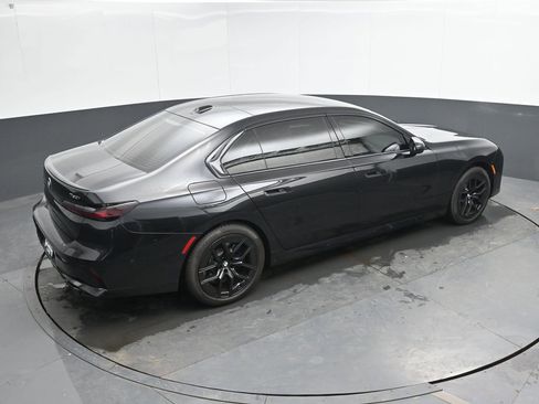 Used 2023 BMW 760i xDrive w/ Executive Package image 36