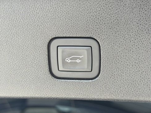 Used 2025 Cadillac XT6 Luxury FWD image 9