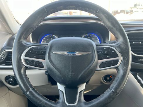 Used 2019 Chrysler Pacifica Touring-L image 23