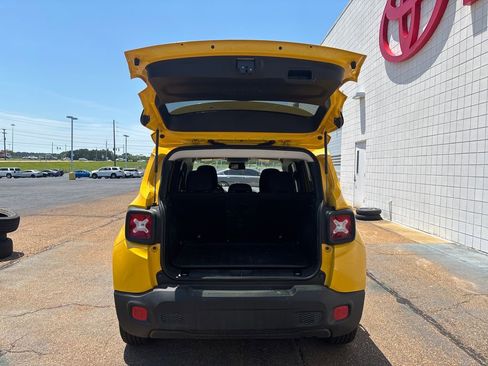 Used 2018 Jeep Renegade Latitude w/ Popular Equipment Group FWD image 30