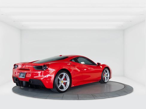 Used 2018 Ferrari 488 GTB RWD image 5