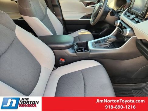 Used 2022 Toyota RAV4 XLE AWD/4WD image 15