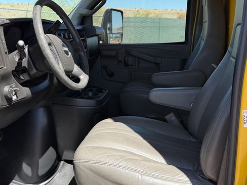 Used 2017 GMC Savana 3500 Extended RWD image 10