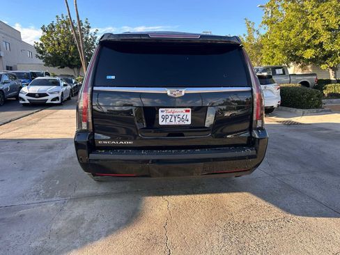 Used 2016 Cadillac Escalade ESV Premium image 4