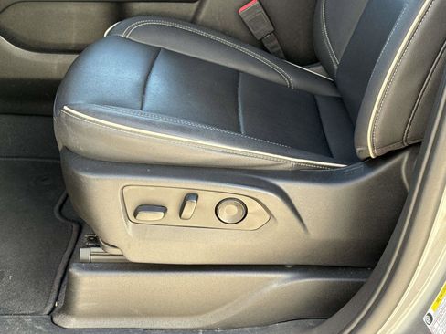 Used 2023 GMC Yukon SLT w/ SLT Luxury Package image 22