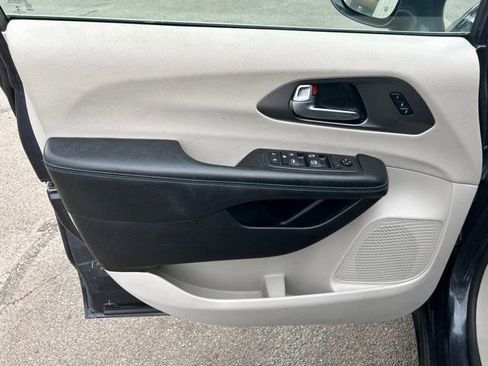 Used 2021 Chrysler Pacifica Touring-L FWD image 9