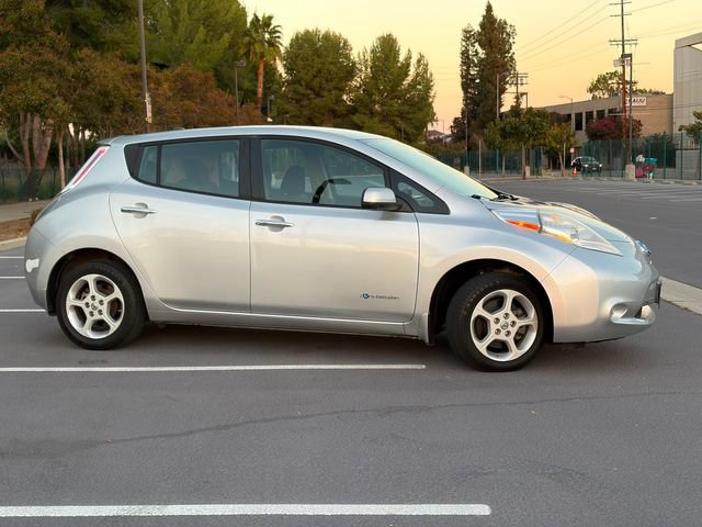 Used 2015 Nissan Leaf SV w/ Premium Package FWD image 2