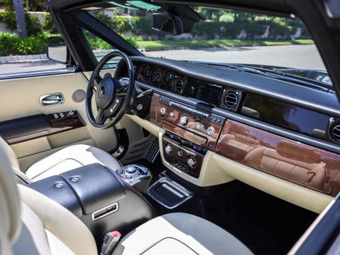 Used 2015 Rolls-Royce Phantom Drophead Coupe image 31