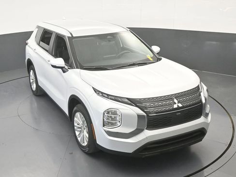 Used 2023 Mitsubishi Outlander ES image 54