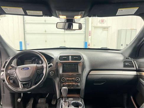 Used 2018 Ford Explorer XLT w/ Equipment Group 202A image 10