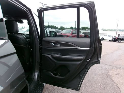 Certified 2025 Jeep Grand Cherokee Limited w/ Black Appearance Package AWD/4WD image 9