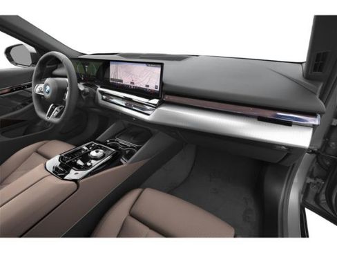 Used 2025 BMW 550e xDrive w/ Premium Package AWD/4WD image 17
