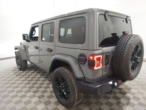 Used 2023 Jeep Wrangler Unlimited Sahara AWD/4WD image 2