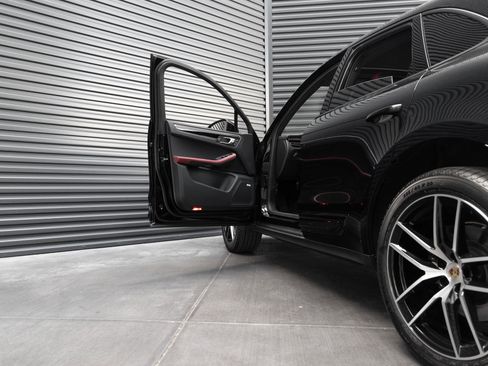 Certified 2025 Porsche Macan AWD/4WD image 13