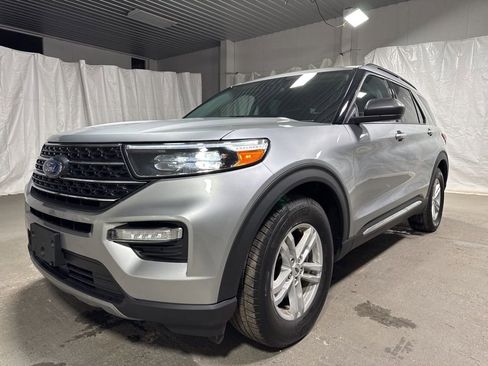 Used 2024 Ford Explorer XLT RWD image 3