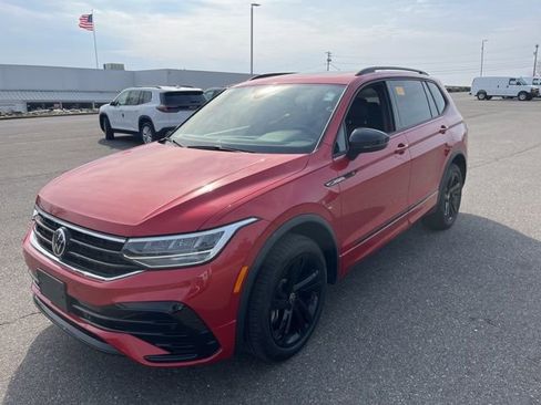 Used 2024 Volkswagen Tiguan SE R-Line image 3