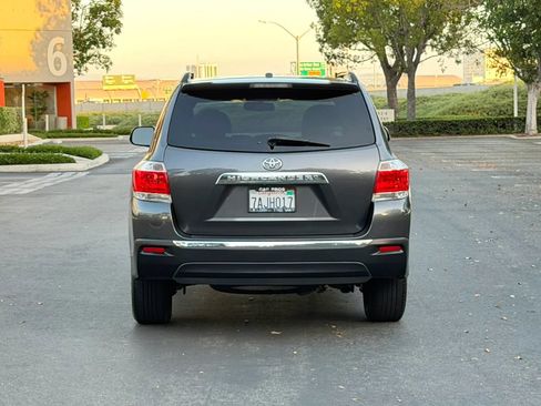 Used 2013 Toyota Highlander SE FWD image 5