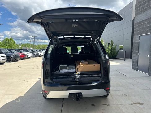 Used 2024 Land Rover Discovery Dynamic SE image 11