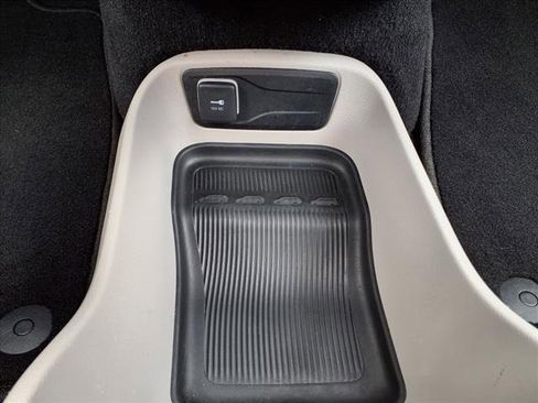 Used 2023 Chrysler Voyager LX image 24