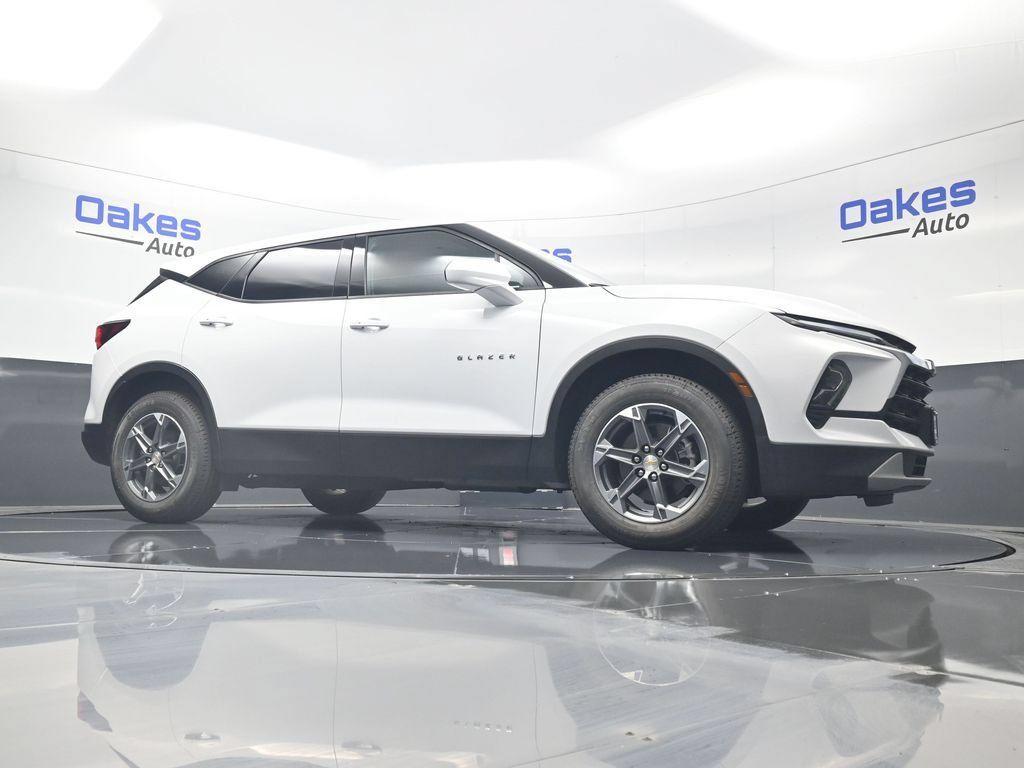 Used 2025 Chevrolet Blazer LT AWD/4WD image 37