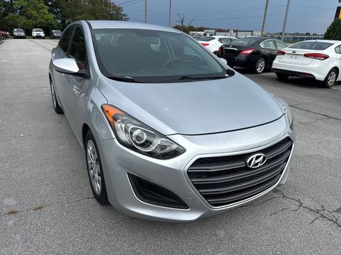 Used 2017 Hyundai Elantra GT FWD image 3