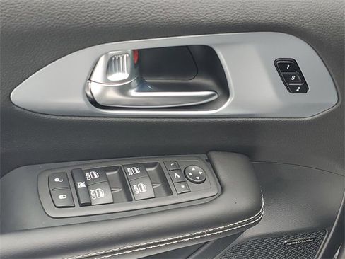 New 2026 Chrysler Pacifica Limited w/ Uconnect Theater Family Group image 18