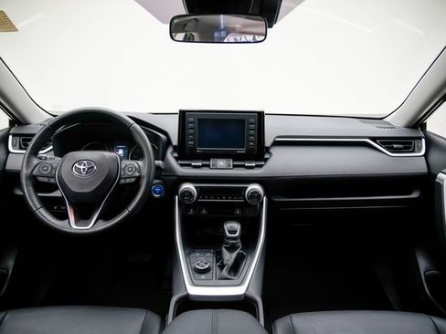 Used 2021 Toyota RAV4 XLE Premium image 18