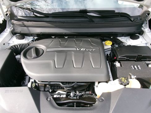 Used 2019 Jeep Cherokee Latitude Plus w/ Comfort/Convenience Group image 55