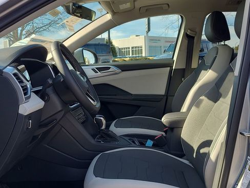 New 2026 Volkswagen Taos SE FWD image 11