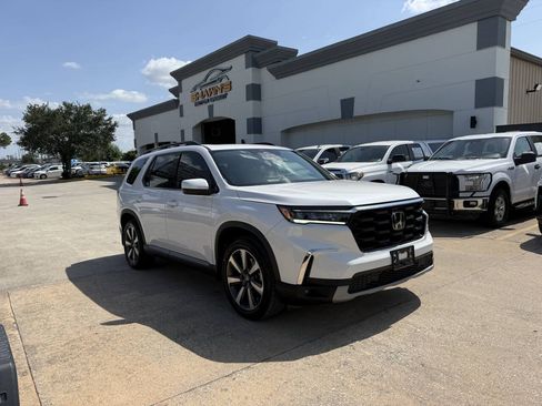 Used 2024 Honda Pilot Touring image 2