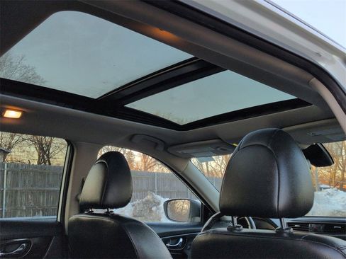 Used 2020 Nissan Rogue SL w/ Premium Package image 18