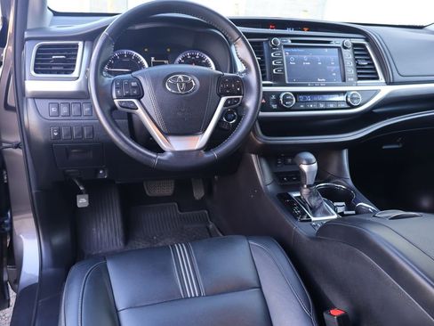 Used 2018 Toyota Highlander SE image 24