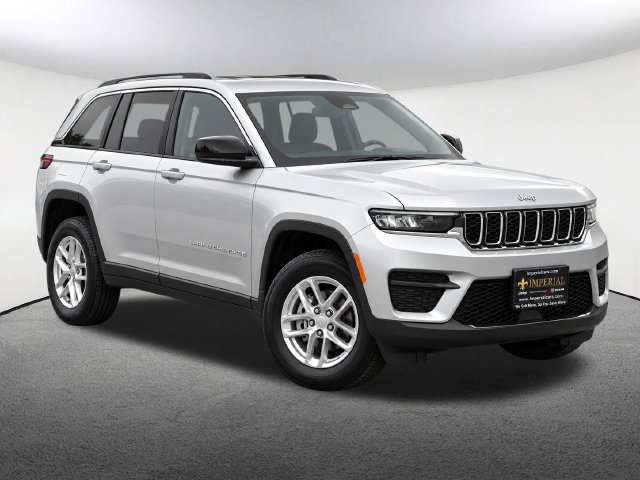 Used 2025 Jeep Grand Cherokee Laredo X w/ MOPAR Finishing Package AWD/4WD image 2