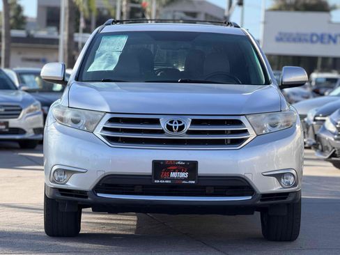 Used 2012 Toyota Highlander SE w/ Tow Pkg FWD image 2
