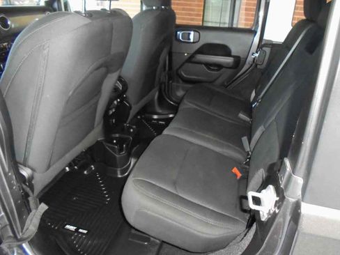 Used 2021 Jeep Wrangler Unlimited Sahara image 9