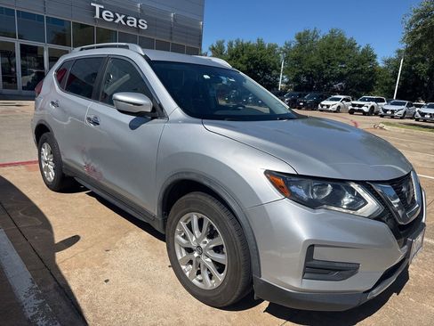 Used 2020 Nissan Rogue SV image 2