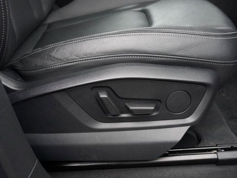 Used 2023 Audi Q8 Premium image 29