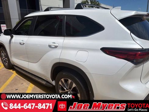 Used 2023 Toyota Highlander XLE image 4