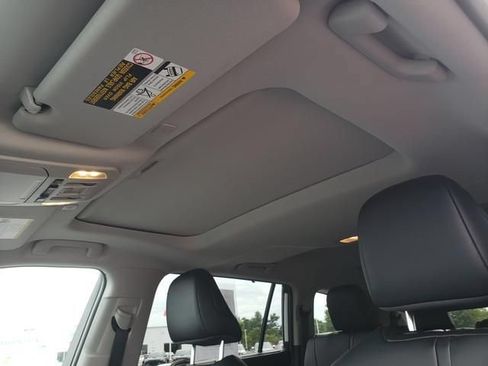 Used 2024 Toyota Highlander XLE AWD/4WD image 21