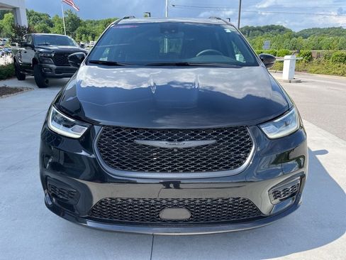 Used 2025 Chrysler Pacifica Limited FWD image 32