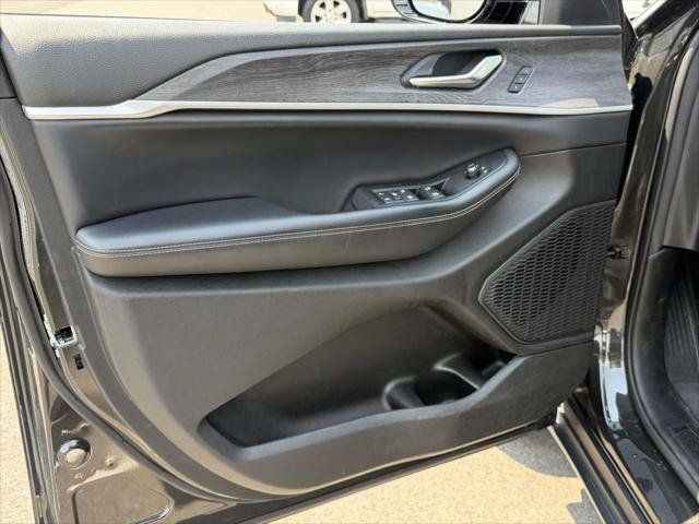Used 2023 Jeep Grand Cherokee L Limited AWD/4WD image 18