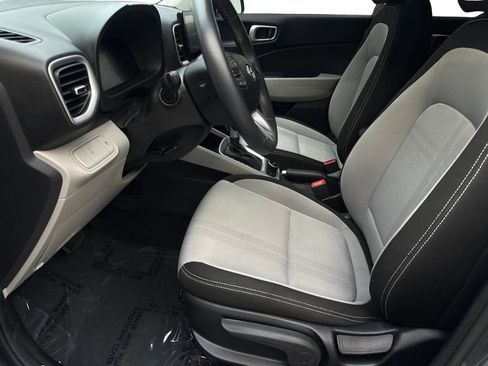 Used 2025 Hyundai Venue SEL FWD image 25