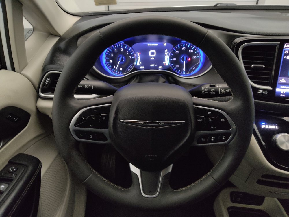 Used 2024 Chrysler Pacifica Touring-L FWD image 22