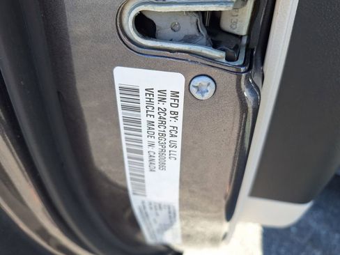 Used 2023 Chrysler Pacifica Touring-L image 31