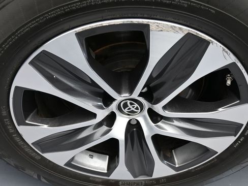 Used 2021 Toyota Highlander XLE image 40