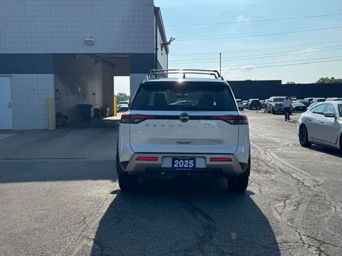 Used 2025 Nissan Pathfinder Platinum image 6